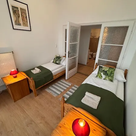 Keltafok Apartman, * Balatonfoldvar